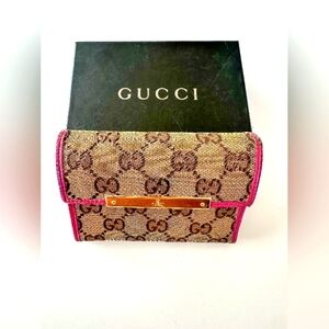 Pre-loved GUCCI Cloth wallet Very good condition